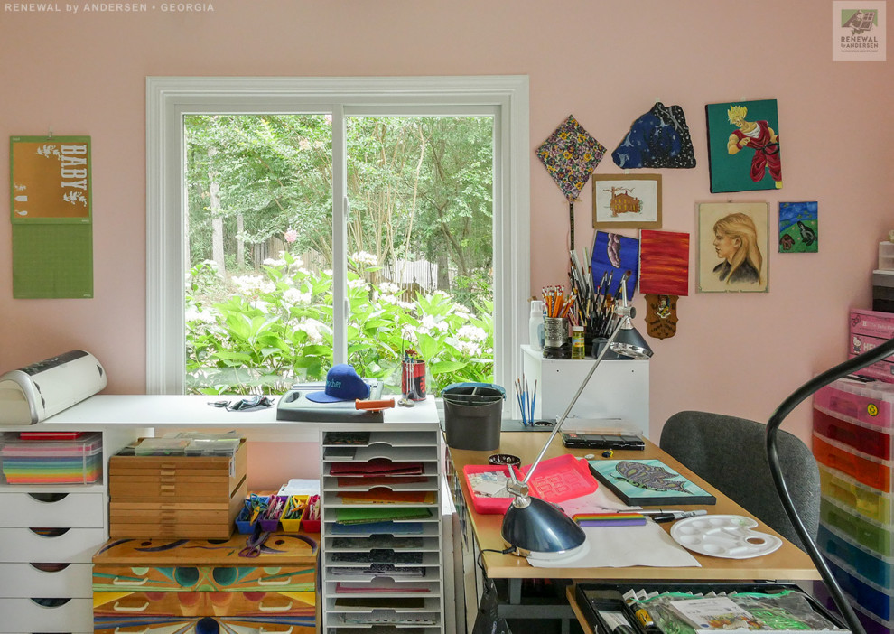На фото: кабинет среднего размера с местом для рукоделия, розовыми стенами, отдельно стоящим рабочим столом и сводчатым потолком без камина