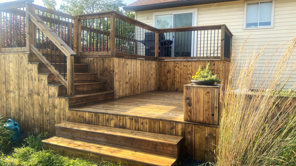Photo of a country deck in Toronto with mixed railing.