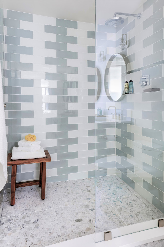 Cette photo montre une salle de bain bord de mer avec un mur blanc, un sol en terrazzo, un sol multicolore, un plan de toilette blanc, un carrelage vert et un carrelage en pâte de verre.
