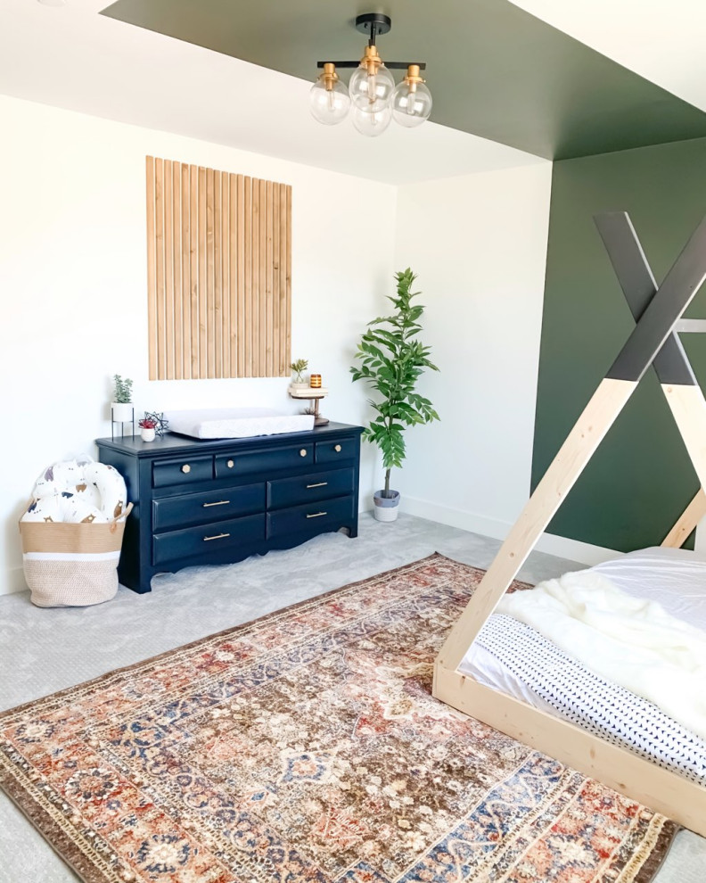 Esempio di una cameretta per bambini moderna di medie dimensioni con pareti verdi, moquette, pavimento grigio e pareti in legno