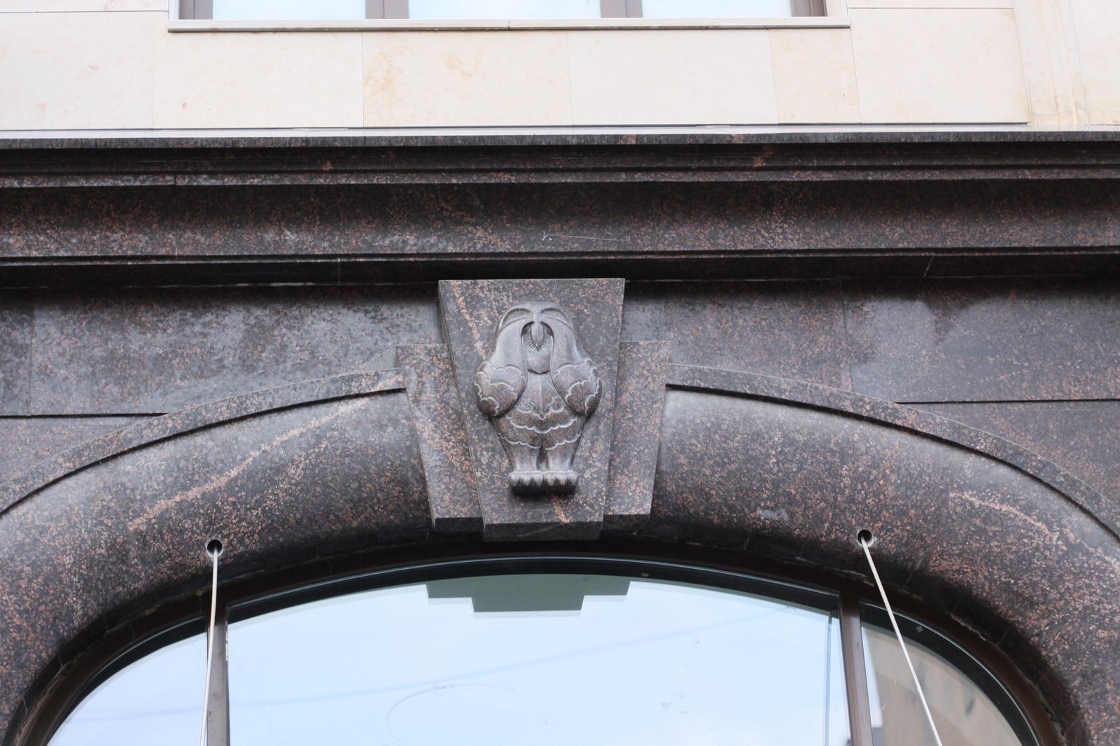 Гранитные совы на здание Финский переулок, дом 4 (Санкт-Петербург)