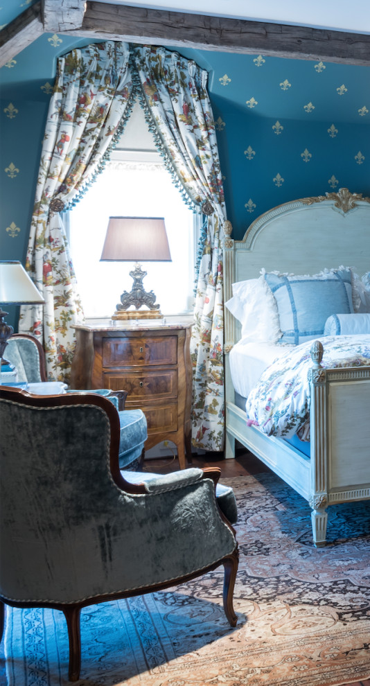 Imagen de habitación de invitados de tamaño medio con paredes azules, suelo de madera oscura, suelo marrón y vigas vistas