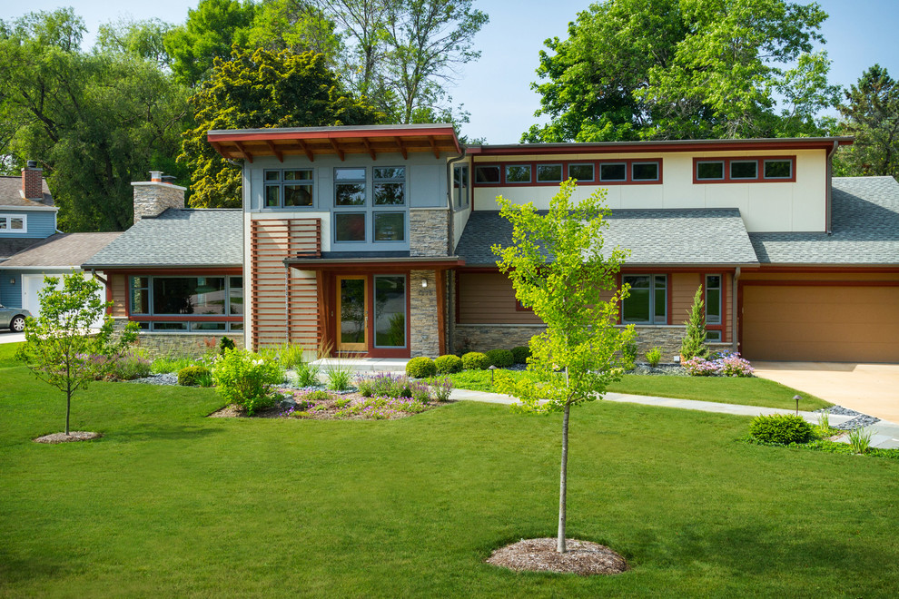 This is an example of a mid-sized mid-century modern front yard driveway in Milwaukee.