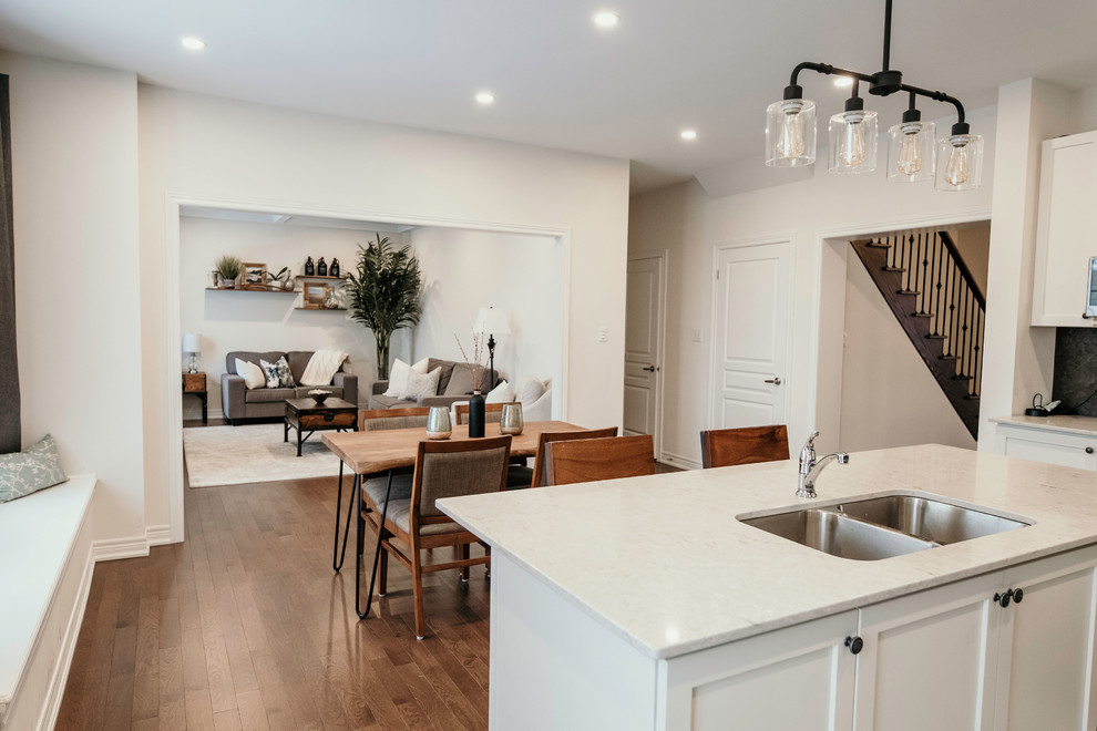 Kitchen - transitional kitchen idea in Toronto