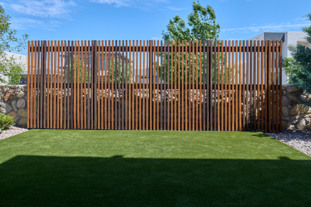 Diseño de jardín de secano contemporáneo pequeño en patio trasero con borde del césped, entablado y con madera