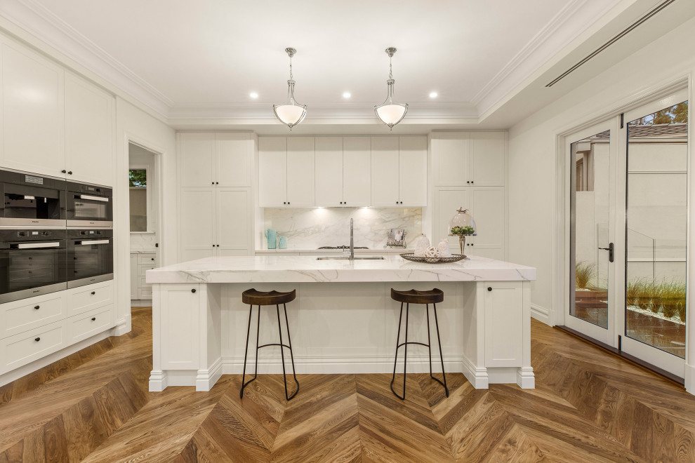 Design ideas for a traditional kitchen in Melbourne.