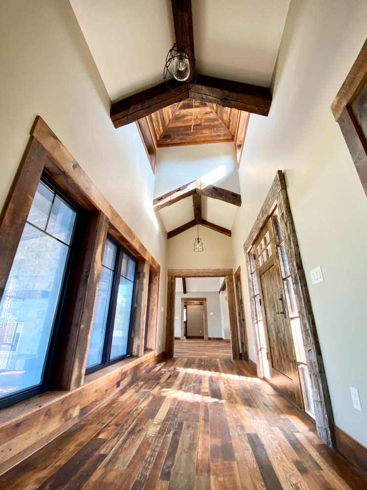 Ejemplo de puerta principal rústica pequeña con suelo de madera en tonos medios, puerta simple y puerta de madera en tonos medios