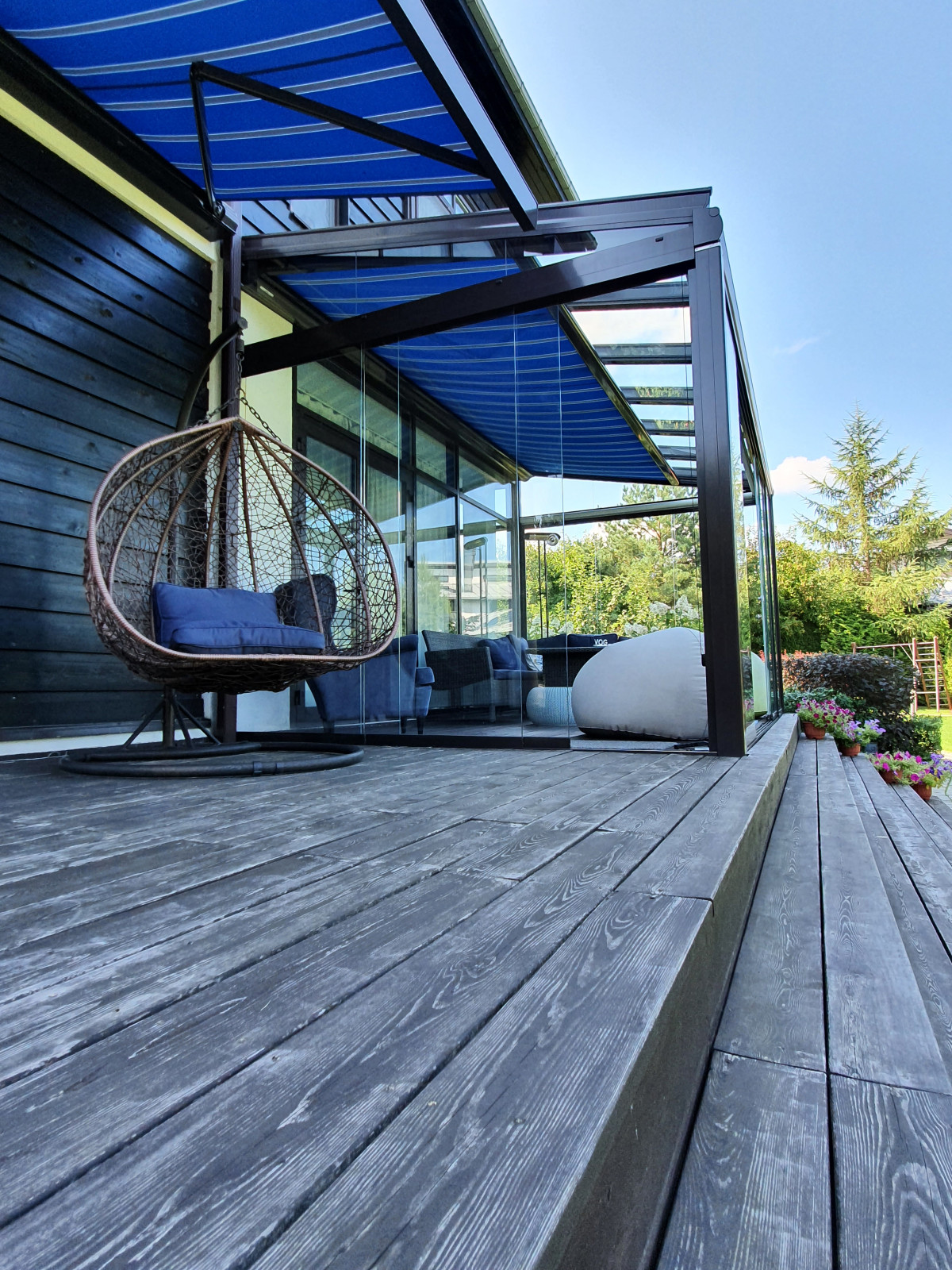 Веранда с безрамным остеклением Weinor и маркиза Markilux