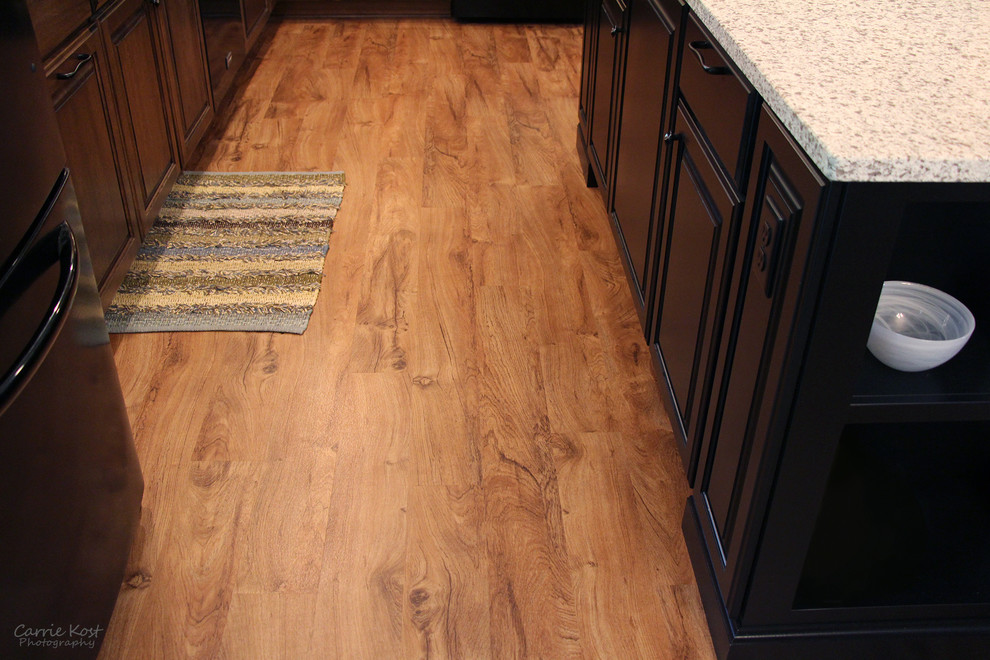 Home design - mid-sized traditional home design idea in Milwaukee