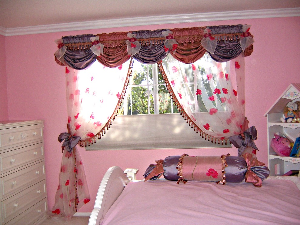 This is an example of a mid-sized traditional bedroom in Orange County with pink walls and carpet.