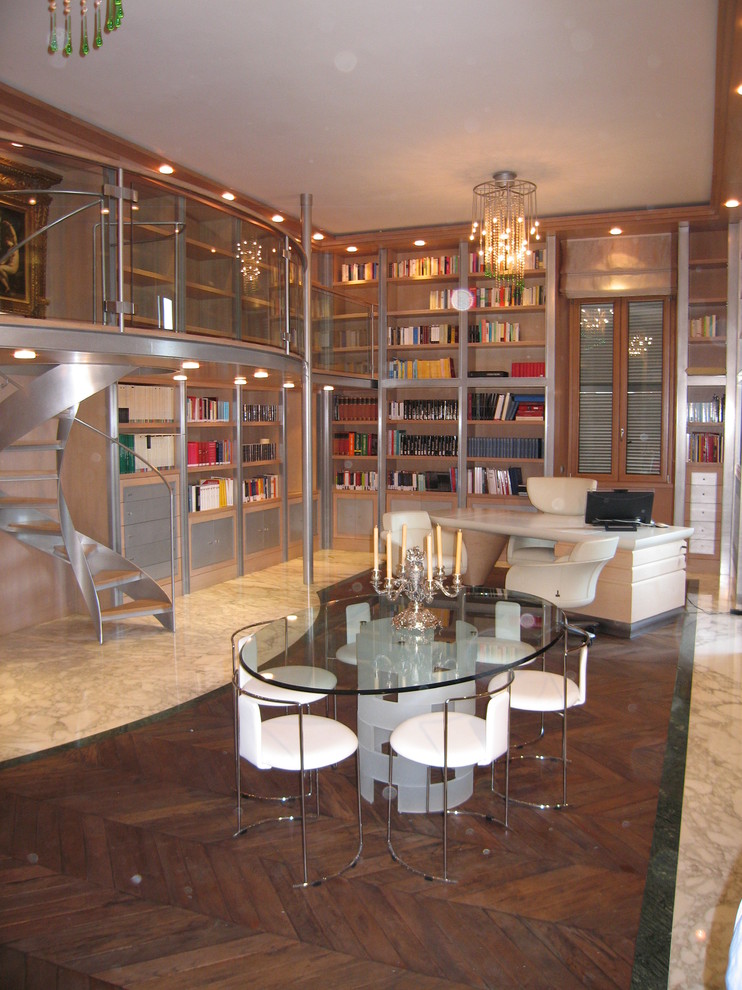 Immagine di un ampio soggiorno moderno con libreria, parquet scuro, parete attrezzata e boiserie