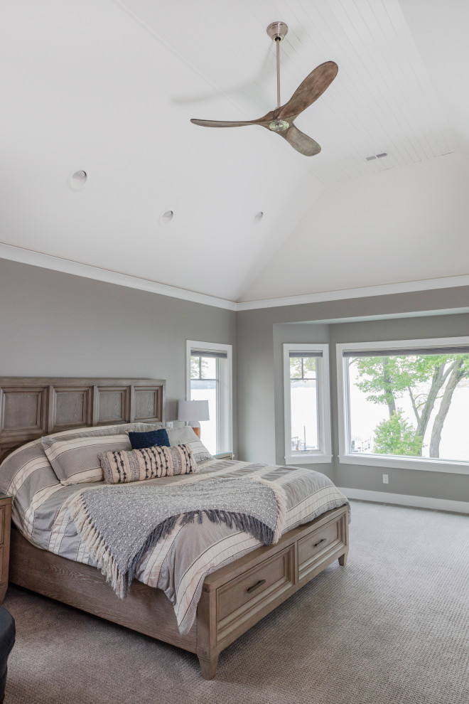 Свежая идея для дизайна: большая хозяйская спальня в морском стиле с серыми стенами, ковровым покрытием, серым полом и потолком из вагонки - отличное фото интерьера