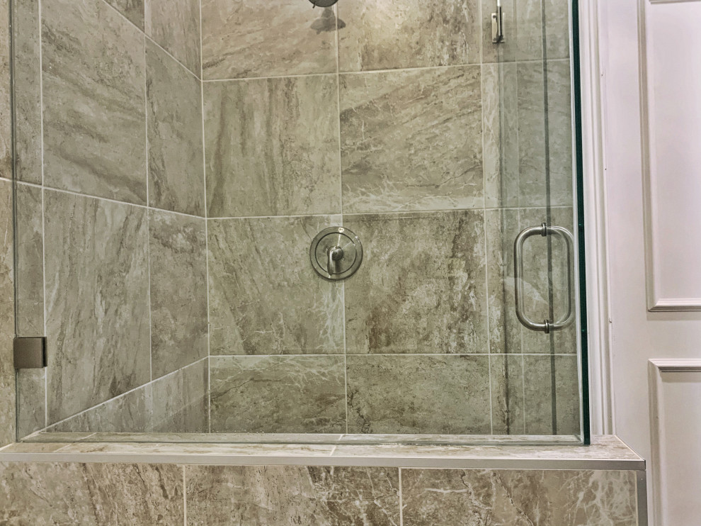 Idéer för ett mellanstort klassiskt en-suite badrum, med en hörndusch, beige kakel och dusch med gångjärnsdörr
