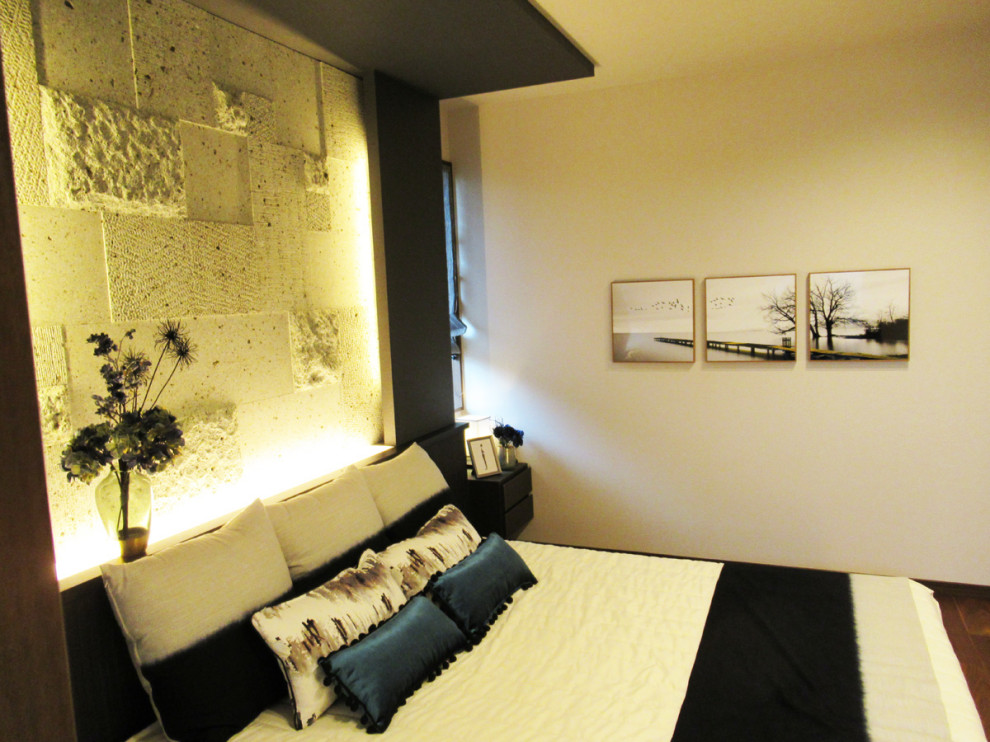 Ejemplo de dormitorio principal de tamaño medio con paredes grises, suelo de madera oscura, suelo marrón y papel pintado