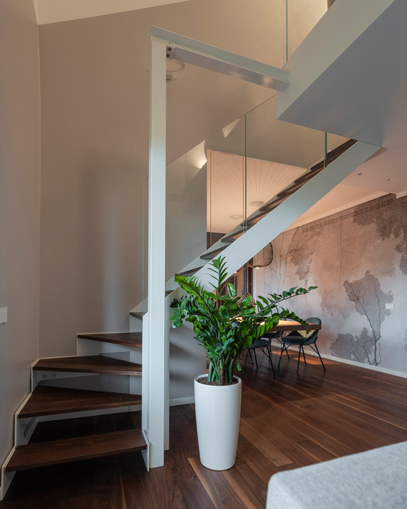 Großes, Offenes Modernes Wohnzimmer mit weißer Wandfarbe, dunklem Holzboden, Multimediawand, braunem Boden, eingelassener Decke und Tapetenwänden in Mailand