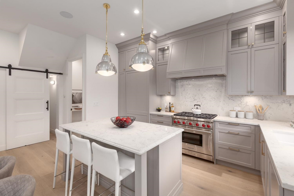 Transitional kitchen photo in Vancouver
