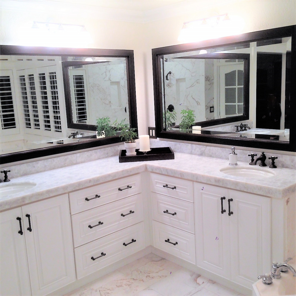 Transitional home design photo in Miami