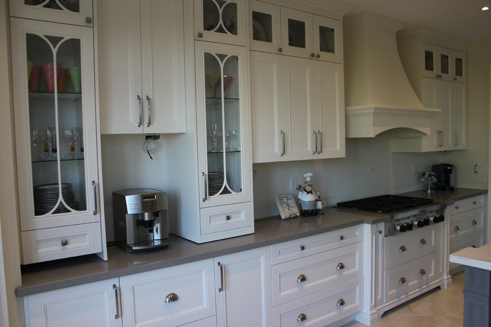 Example of a transitional kitchen design in Toronto