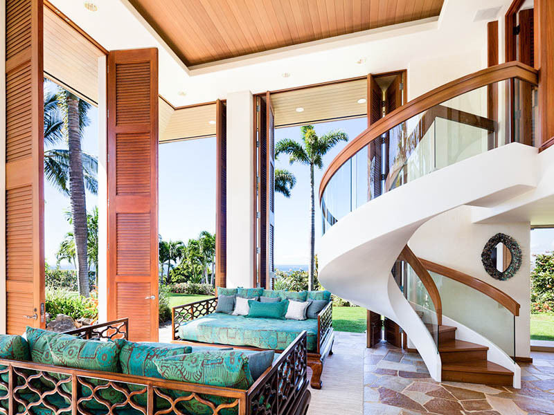 Immagine di un'ampia veranda tropicale con nessun camino, soffitto classico e pavimento multicolore