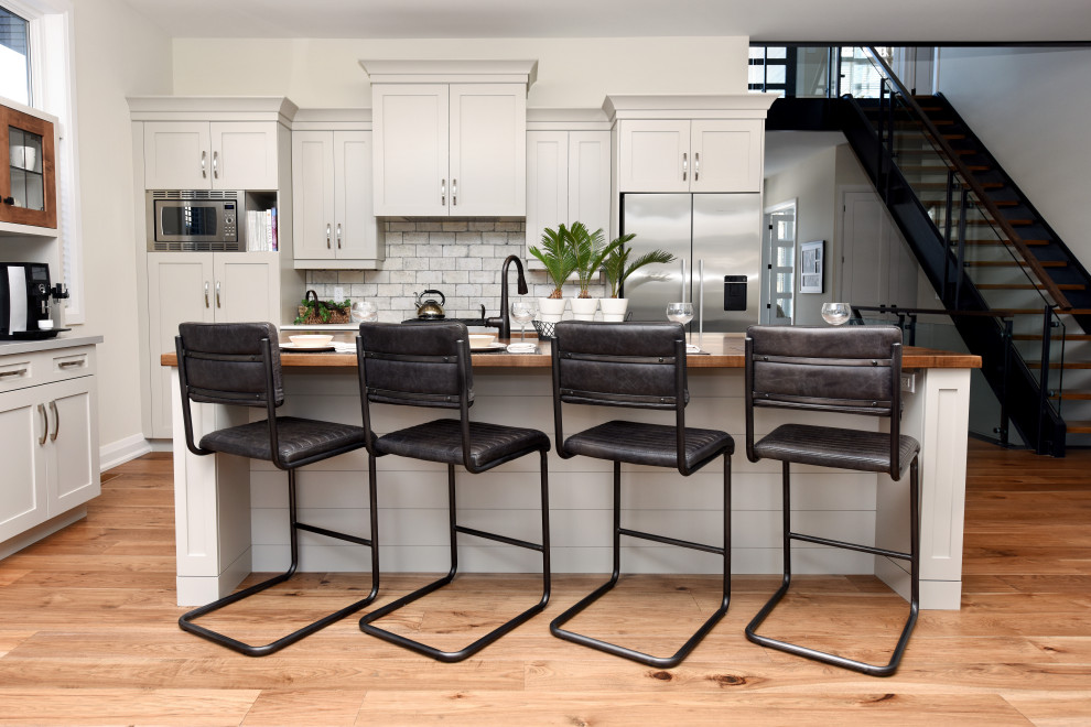 Kitchen - craftsman kitchen idea in Toronto