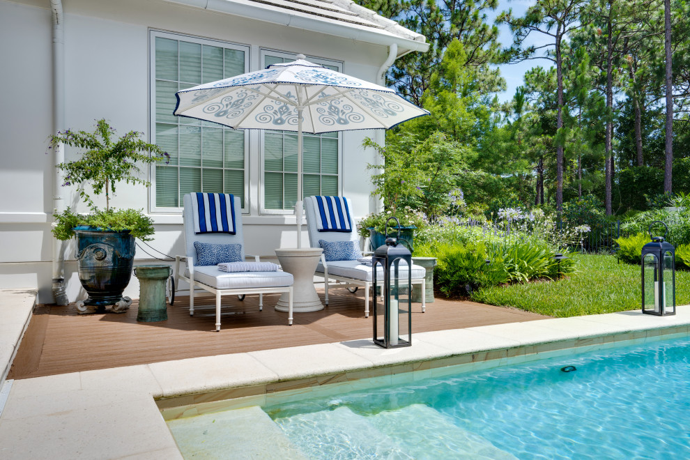 Immagine di una piscina costiera rettangolare di medie dimensioni e dietro casa con paesaggistica bordo piscina
