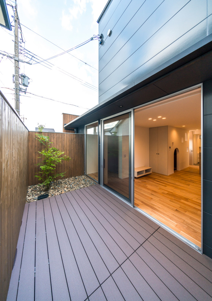 This is an example of a small scandinavian side yard patio in Kyoto with decking and a roof extension.
