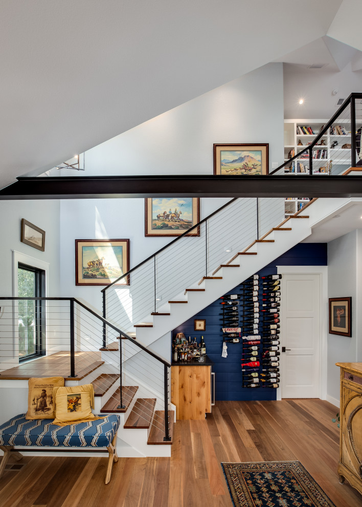 Aménagement d'un escalier peint classique en U de taille moyenne avec des marches en bois, un garde-corps en câble et palier.