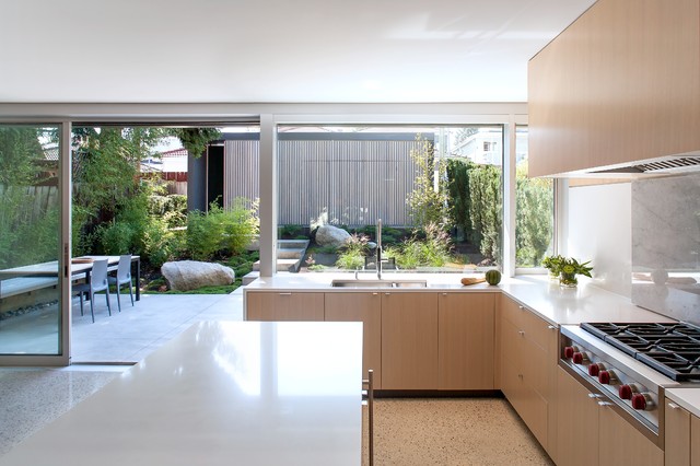 East 20th Modernized Vancouver Special minimalistisch-kueche