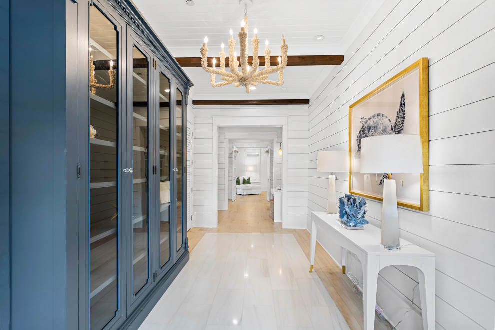 Foto di un grande ingresso o corridoio stile marinaro con pareti bianche, parquet chiaro, pavimento beige, travi a vista e pareti in perlinato