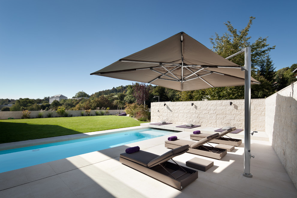 Moderner Pool hinter dem Haus in Sonstige