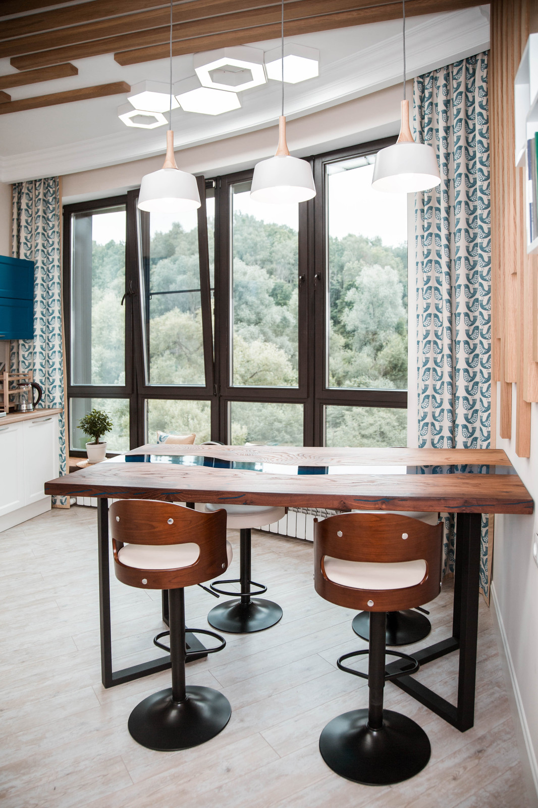 Столовая зона в квартире с панорамным видом