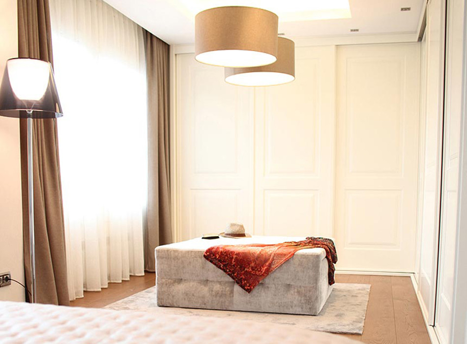 Foto de armario vestidor unisex tradicional renovado de tamaño medio con armarios con paneles empotrados, puertas de armario blancas y suelo de madera en tonos medios