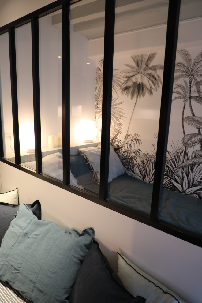 Источник вдохновения для домашнего уюта: маленькая хозяйская спальня в стиле неоклассика (современная классика) с разноцветными стенами, светлым паркетным полом, балками на потолке и обоями на стенах для на участке и в саду