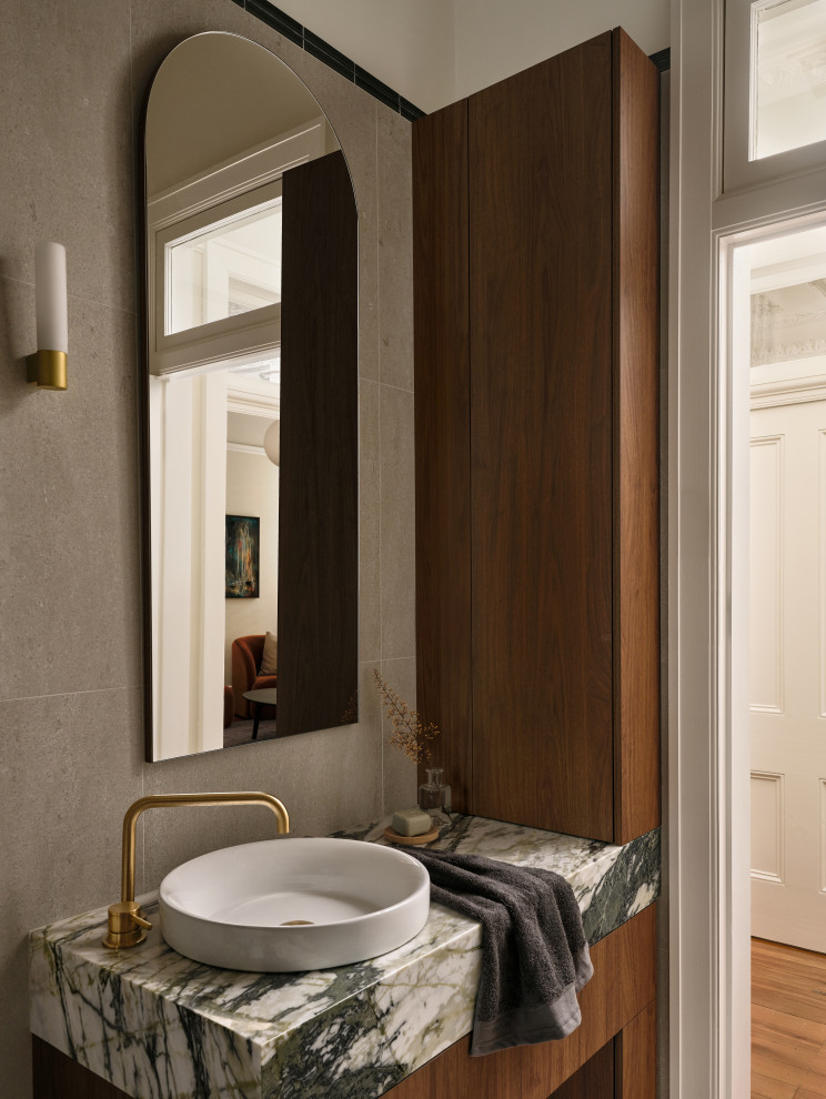 Пример оригинального дизайна: маленькая главная ванная комната в стиле неоклассика (современная классика) с отдельно стоящей ванной, открытым душем, унитазом-моноблоком, бежевой плиткой, керамогранитной плиткой, бежевыми стенами, полом из керамогранита, накладной раковиной, мраморной столешницей, бежевым полом, открытым душем, зеленой столешницей, тумбой под одну раковину и подвесной тумбой для на участке и в саду