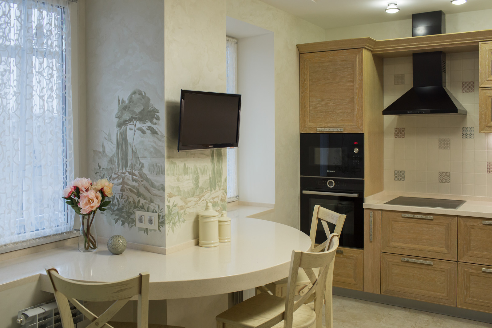 Городская кухня с лесным пейзажем