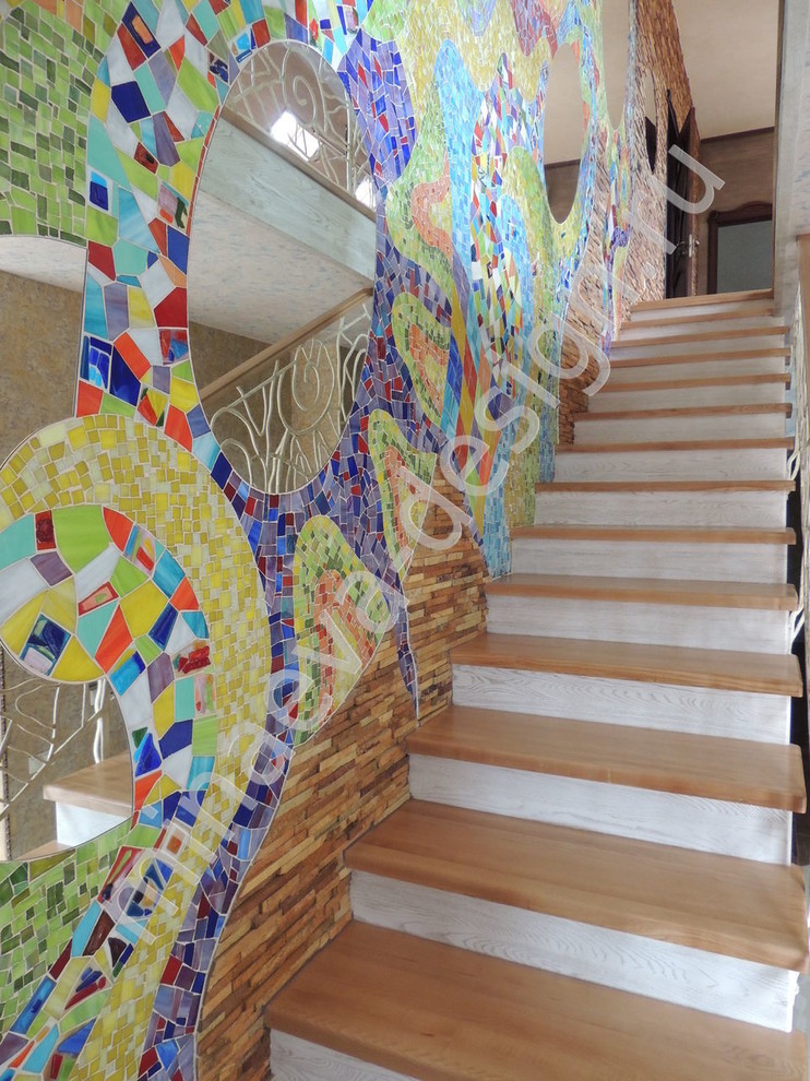 Ручная мозаика в стиле Гауди (25 кв.м), лестничный пролет