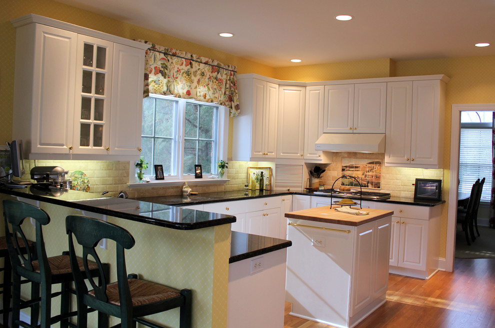 Kitchen - traditional kitchen idea