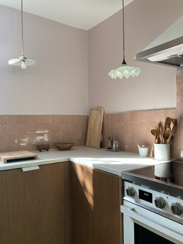 Immagine di una cucina bohémian di medie dimensioni con lavello stile country, ante a filo, ante in legno chiaro, top in cemento, paraspruzzi rosa, paraspruzzi con piastrelle in ceramica, elettrodomestici bianchi, pavimento in cemento, pavimento grigio e top bianco
