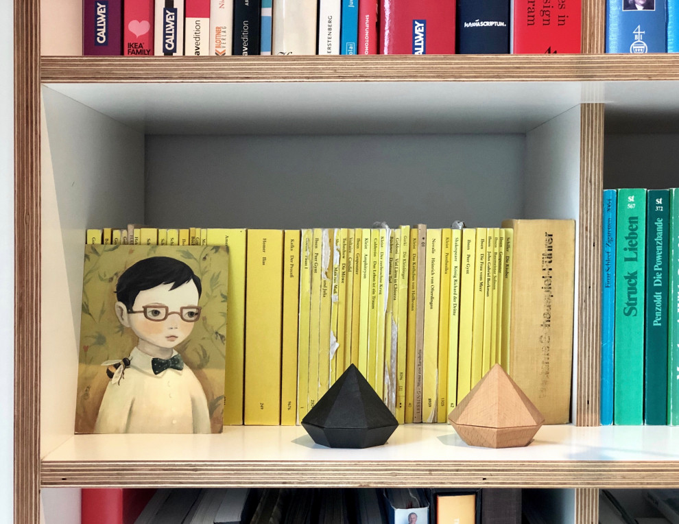 Mittelgroßes, Offenes Modernes Wohnzimmer mit weißer Wandfarbe, hellem Holzboden, Kaminofen, verputzter Kaminumrandung und braunem Boden in Berlin