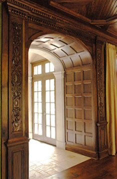 Свежая идея для дизайна: большой коридор в стиле кантри с коричневыми стенами - отличное фото интерьера