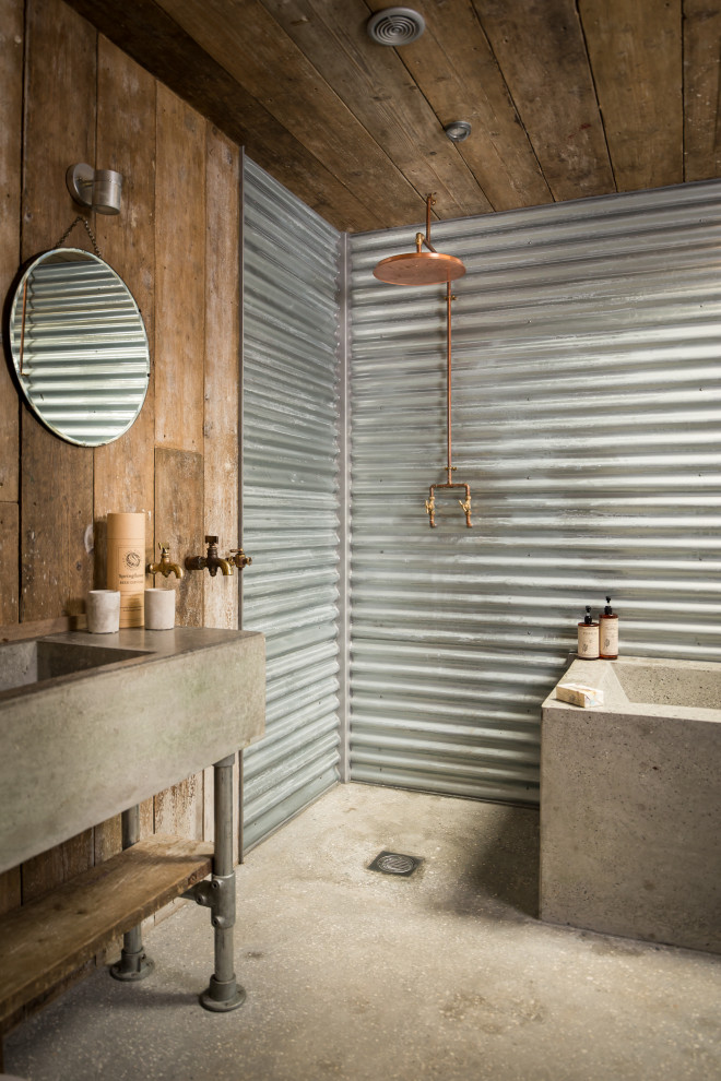 Idéer för små lantliga beige en-suite badrum, med ett fristående badkar, våtrum, kakel i metall, beige väggar, cementgolv, bänkskiva i betong, beiget golv och med dusch som är öppen