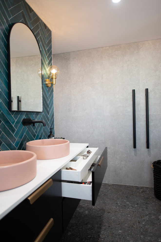 Idéer för att renovera ett mellanstort eklektiskt vit vitt en-suite badrum, med svarta skåp, en dubbeldusch, en vägghängd toalettstol, grön kakel, tunnelbanekakel, vita väggar, klinkergolv i porslin, ett konsol handfat, granitbänkskiva, grått golv och med dusch som är öppen