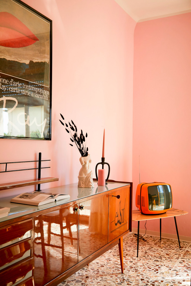 На фото: кухня-столовая среднего размера в стиле ретро с розовыми стенами и разноцветным полом с