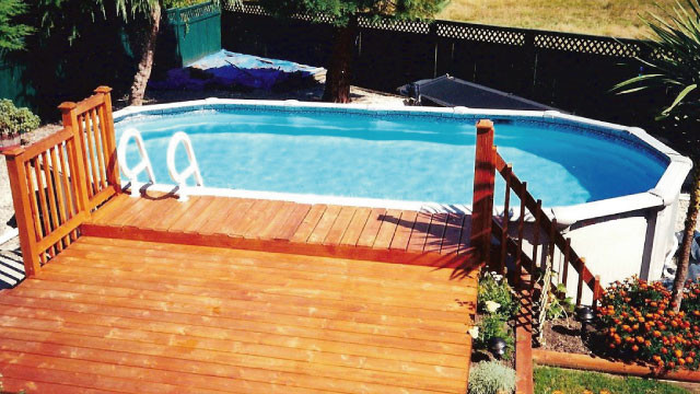 Example of a backyard gravel and round aboveground pool design