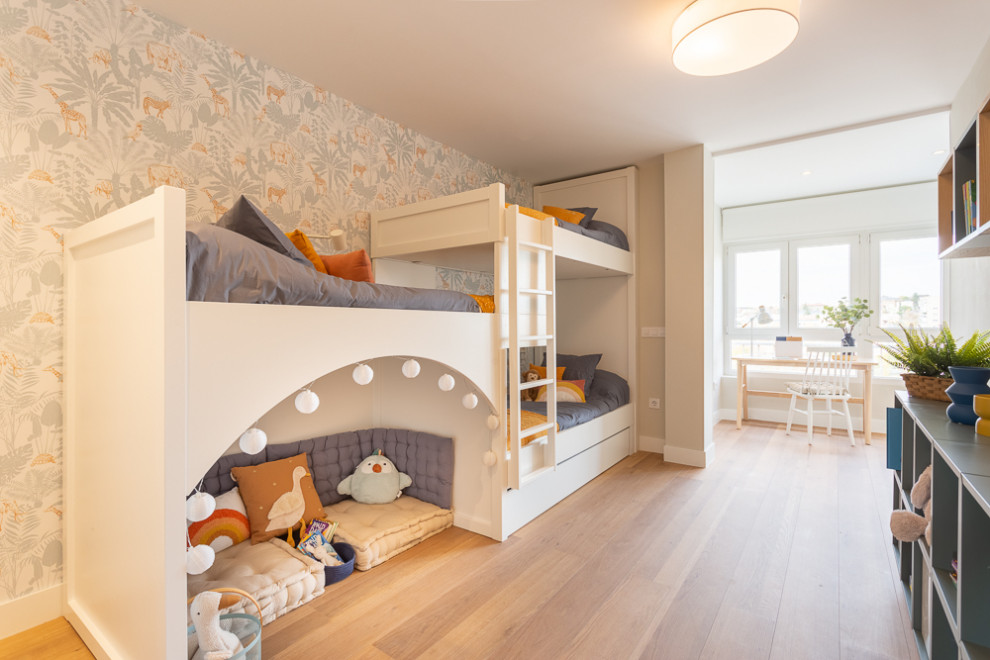 Стильный дизайн: большая нейтральная детская в стиле неоклассика (современная классика) с спальным местом, синими стенами и полом из керамической плитки для ребенка от 4 до 10 лет - последний тренд