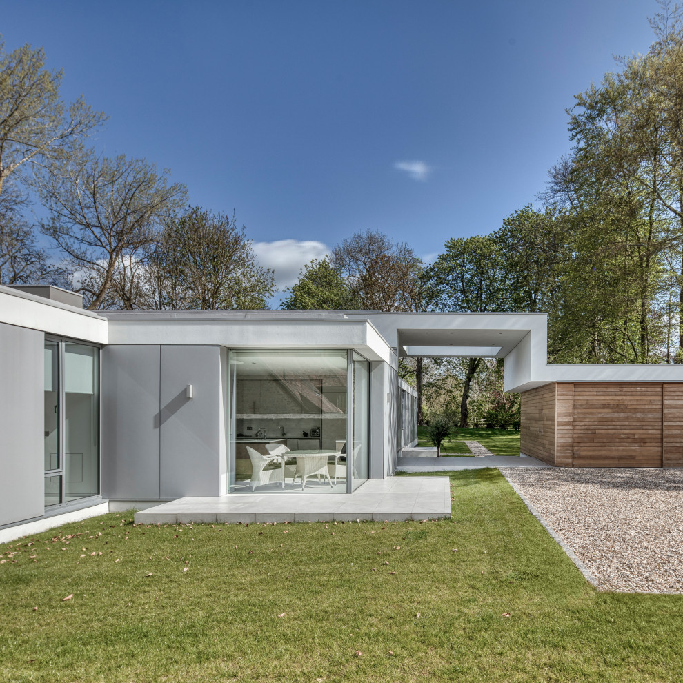 Inspiration for a large and white contemporary bungalow render detached house in Oxfordshire.