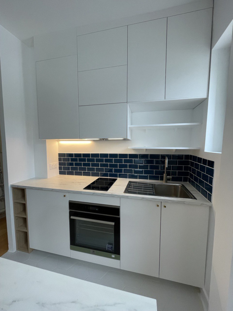 Esempio di una cucina design di medie dimensioni con lavello a vasca singola e elettrodomestici in acciaio inossidabile