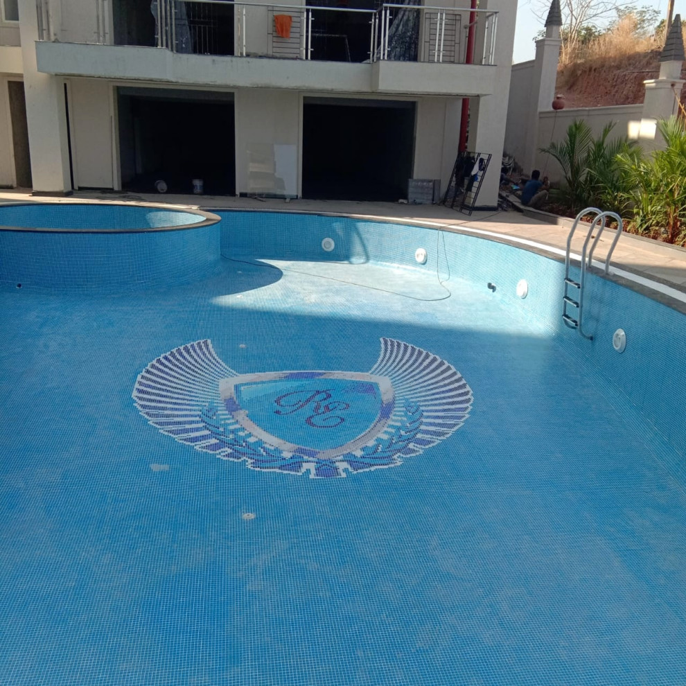 Идея дизайна: бассейн произвольной формы на внутреннем дворе с покрытием из плитки