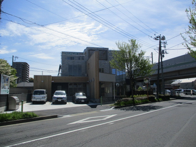 道路北側から高速鉄道の高架を見る