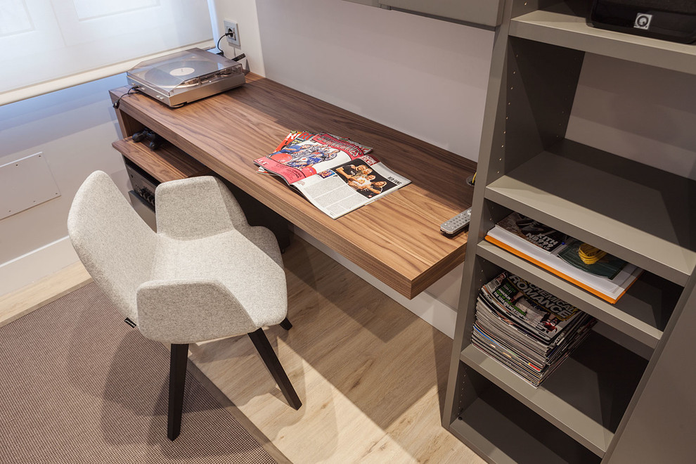 Imagen de despacho tradicional renovado de tamaño medio sin chimenea con paredes grises, suelo de madera clara y escritorio empotrado
